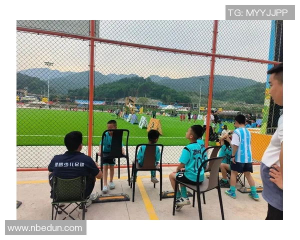 足球抱宝贝带你领略绿茵场上的激情与温暖，感受运动与亲情的完美结合